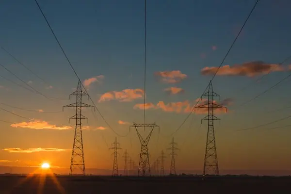 能源基建巡检作业 - 服务国网、中海油等头部企业。解决地处偏远、人工效率低、安全风险大等刚需痛点。